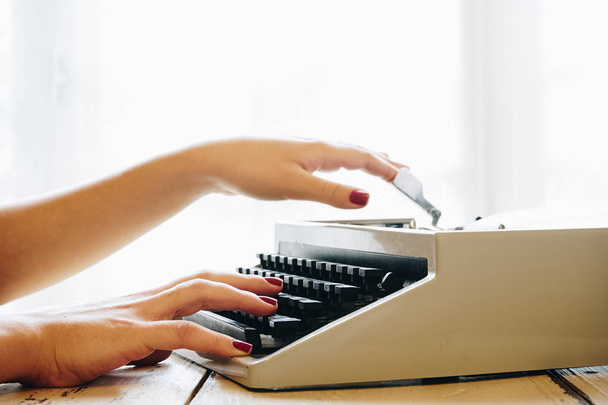 Dłonie dziewczyny wpisując w vintage maszyn do pisania - Zdjęcie, obraz