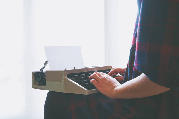 Ragazze mani digitando in macchina da scrivere vintage
 - Foto, immagini