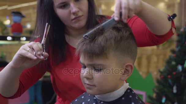 Nő fodrász vágott haj dühös, ideges kisfiú. - Felvétel, videó