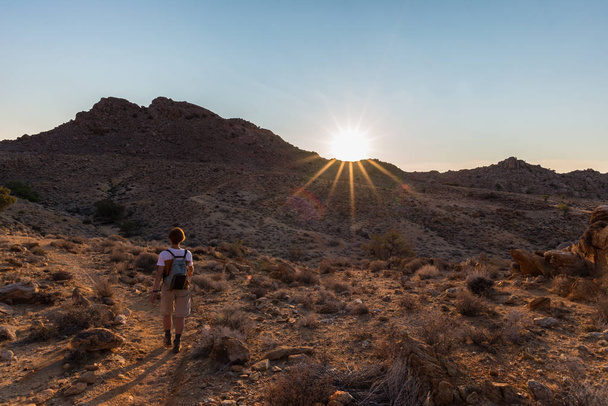 Туристичні прогулянки у пустелею Наміб на заході сонця, Namib Naukluft Національний парк, Намібії. Пригода і розвідку в Африці. - Фото, зображення