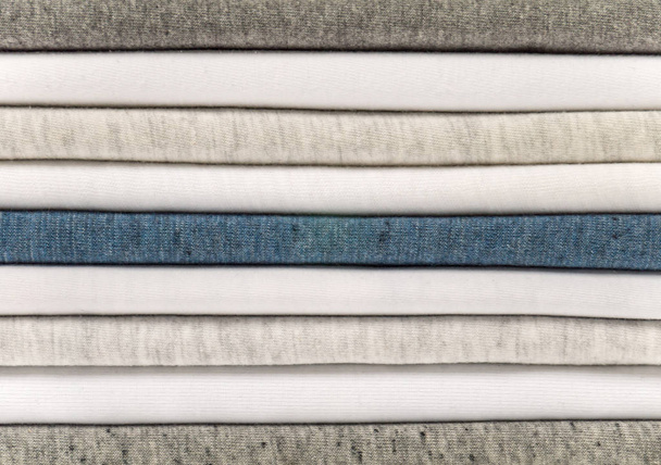 Pilha de camisetas de algodão
 - Foto, Imagem