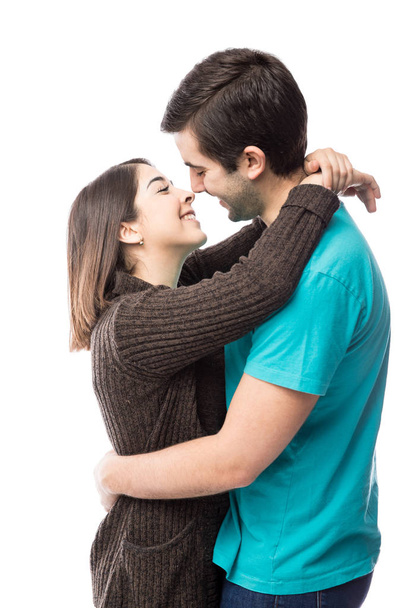 Joven pareja besándose - Foto, imagen