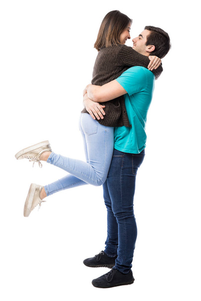 Człowiek w przytulić do podnoszenia jego dziewczyna - Zdjęcie, obraz