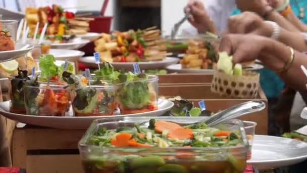 Mensen grijpen voedsel uit cocktailparty in huwelijksceremonie - Video