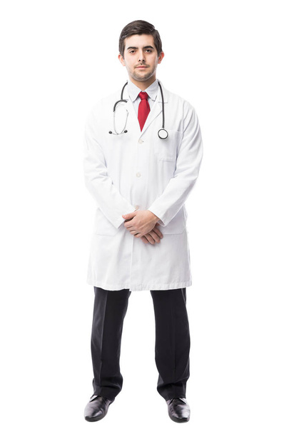 nuori lääkäri yllään lab takki
 - Valokuva, kuva