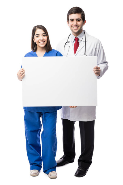 Doctor and nurse holding sign - Fotoğraf, Görsel