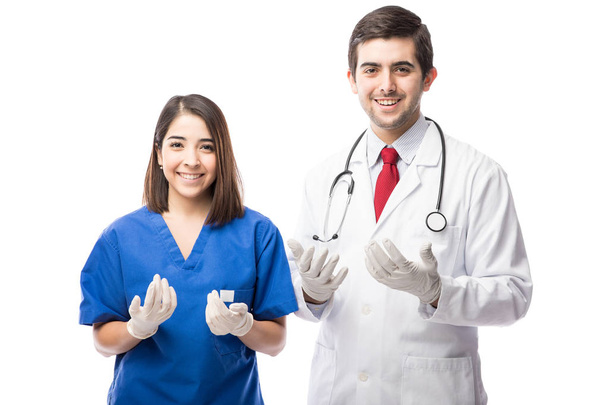 Personal médico con guantes
 - Foto, Imagen