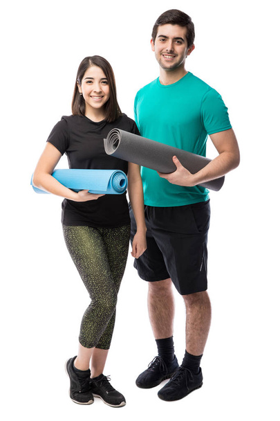 Молода пара з йога килимками
 - Фото, зображення