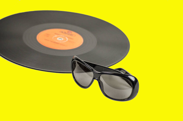 Vintage vinyl record i okulary - Zdjęcie, obraz