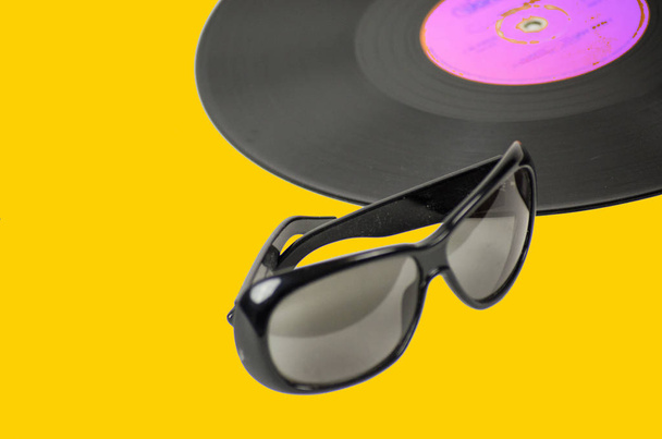 ビンテージ ビニール レコードと眼鏡 - 写真・画像