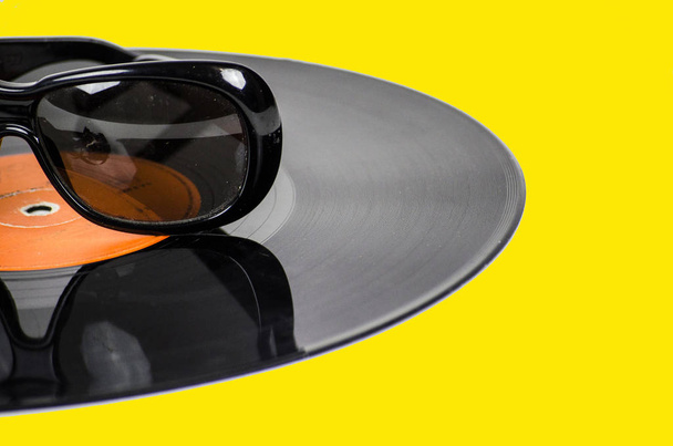 Vinyl Schallplatte und Brille - Foto, Bild