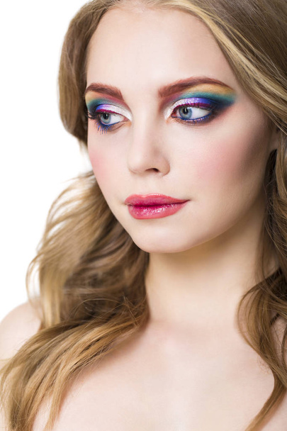 Retrato de una hermosa modelo rubia joven con maquillaje brillante
 - Foto, imagen