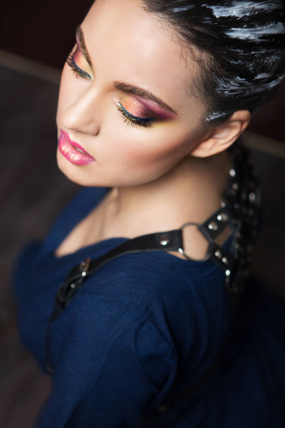 Красивая молодая брюнетка с фантазией макияж и волосы Дре
 - Фото, изображение