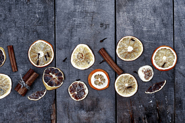 Plasterki pomarańczy i cytryny na szarej powierzchni drewnianych - Zdjęcie, obraz