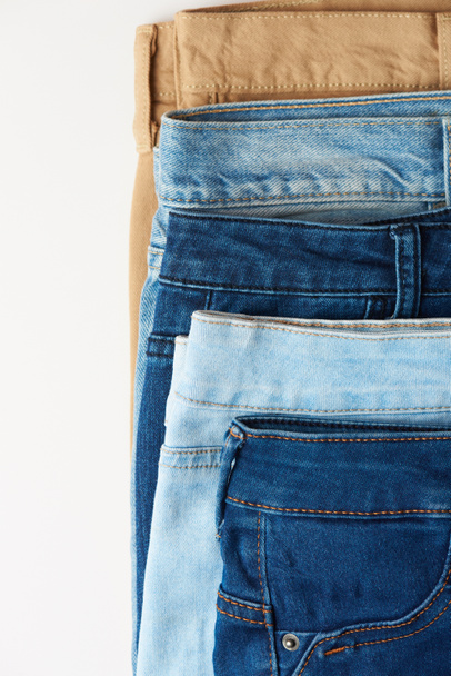 pila de jeans coloridos
 - Foto, Imagen