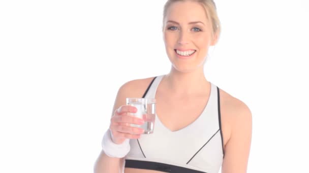 Väsynyt urheilija juo makeaa vettä
 - Materiaali, video