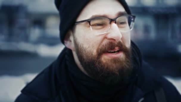 Πορτρέτο του Καυκάσου άνθρωπος στο καπάκι καπέλο και γυαλιά - Πλάνα, βίντεο