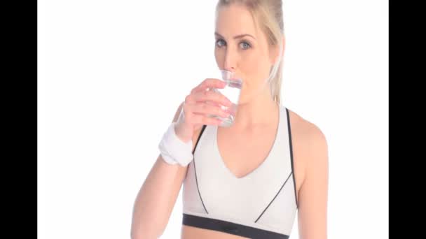 Erschöpfte Sportlerin trinkt Wasser - Filmmaterial, Video