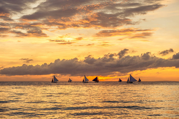 zachód słońca na plaży na wyspie Boracay - Zdjęcie, obraz