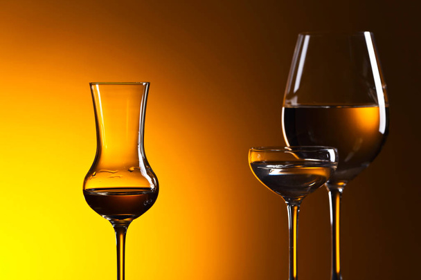 Closeup de copos com vinho branco
  - Foto, Imagem