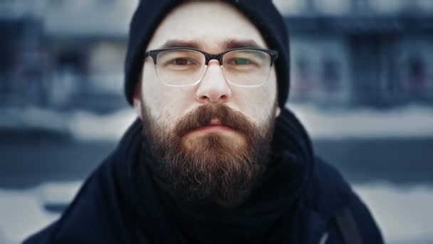 Muotokuva valkoihoinen mies hattu korkki ja lasit talvella kadulla
 - Materiaali, video