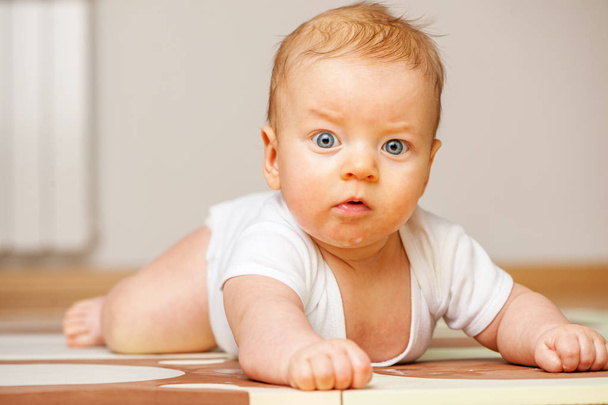 négy hónapos baba földön csúszó - Fotó, kép