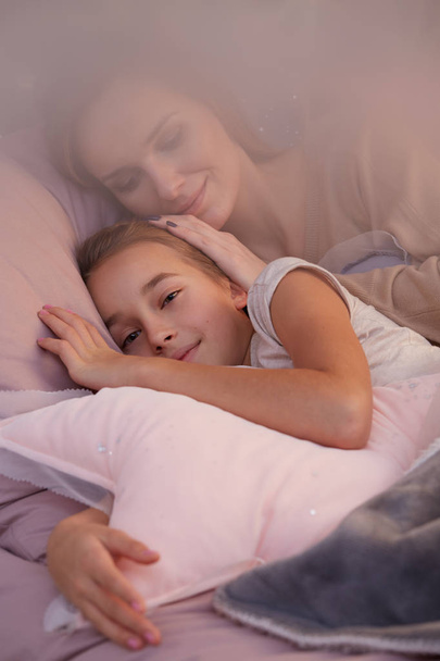 Girl sleeping with mother - Foto, Bild