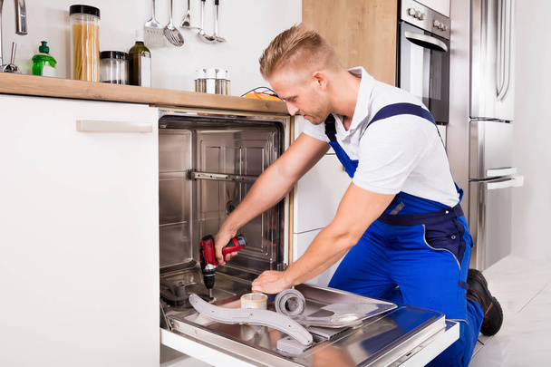 Repairman Fixing Dishwasher - Zdjęcie, obraz