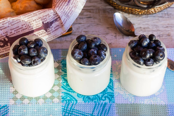Tre barattoli di yogurt con bacche
 - Foto, immagini