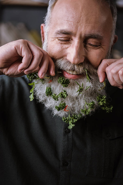 Homme âgé avec des verts dans la barbe
 - Photo, image