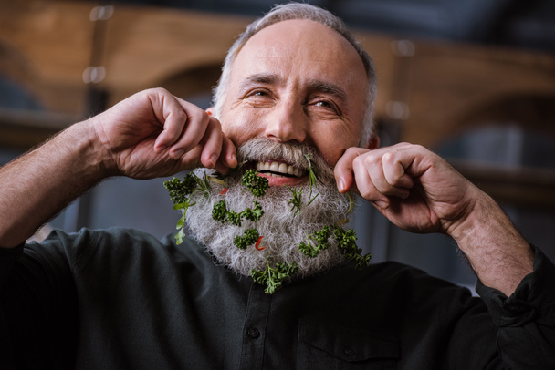 Hombre mayor con verduras en barba
 - Foto, imagen