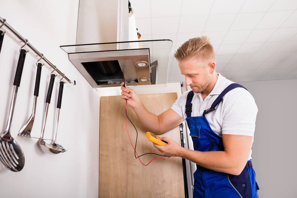 Technician Checking Extractor Filter - Foto, afbeelding