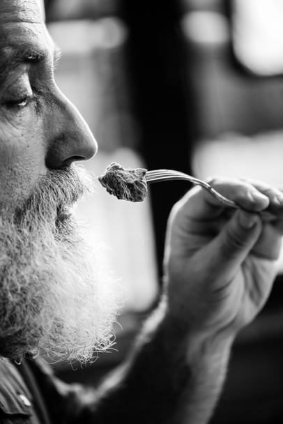 Человек ест стейк
 - Фото, изображение