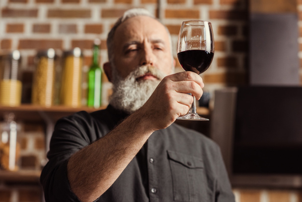 Hombre sosteniendo copa de vino
 - Foto, imagen