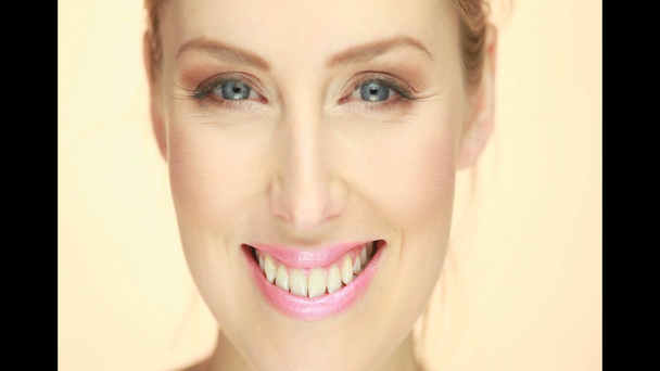 όμορφη ξανθιά με το ακτινοβόλο χαμόγελο - Πλάνα, βίντεο
