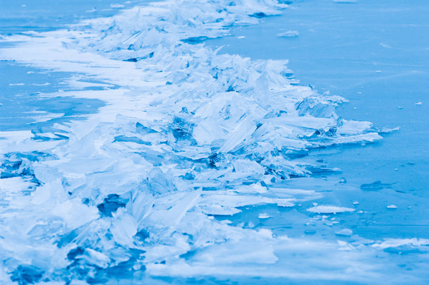 Ice-kiváló vagy ice break egy befagyott tó - Fotó, kép
