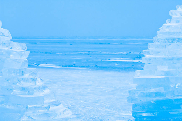 Téli táj, a befagyott Balaton jégtorony - Fotó, kép