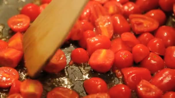 vaření pachino rajčata oblékat těstoviny - Záběry, video