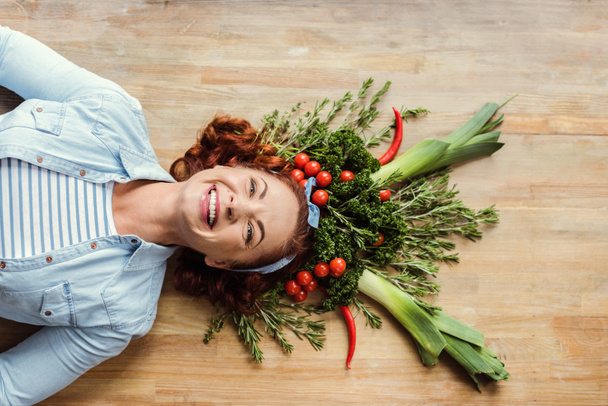 Femme en couronne d'herbes et de légumes
 - Photo, image