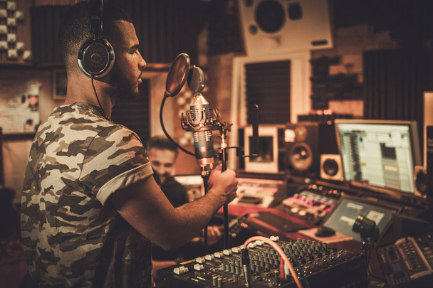 Звукоинженер и музыкант записывает песню в бутике
 - Фото, изображение