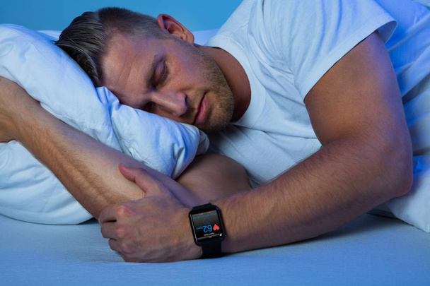 Mann schläft mit intelligenter Uhr - Foto, Bild