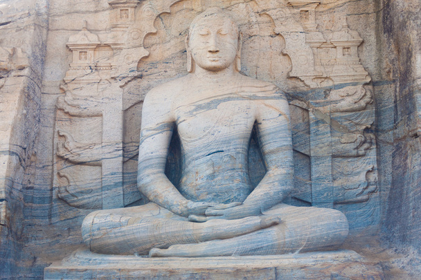 Estancia estriada Buda Estatua Polonnaruwa Frente
 - Foto, imagen