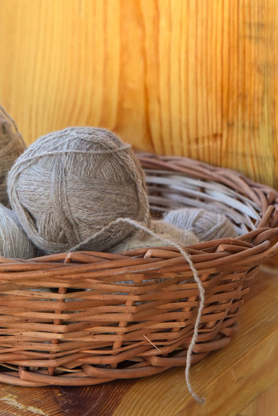 Wool bundle in basket - Foto, Bild