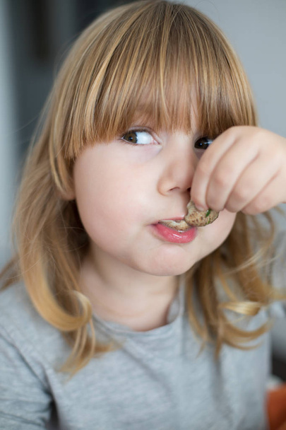 divertido niño disfrutando de una almeja buscando
 - Foto, Imagen