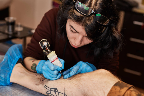 Tattoo artist is making - Valokuva, kuva