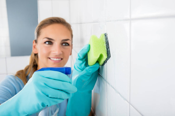 Souriant femme nettoyage mur
 - Photo, image