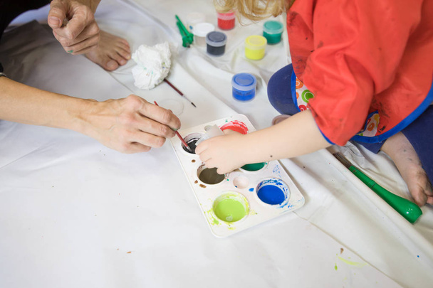mulher e criança equipe de trabalho preparando pinturas
 - Foto, Imagem