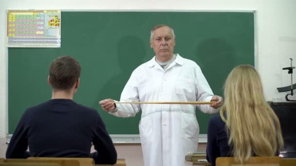 ein Hochschulprofessor hält die Vorlesung vor seinen Studenten - Filmmaterial, Video