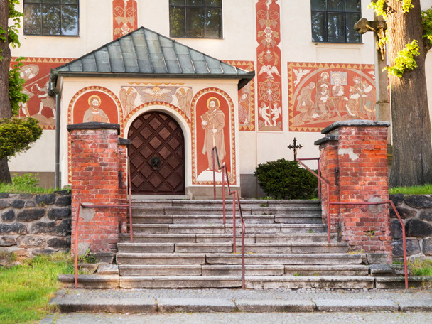 Entrada principal de la iglesia católica de St. Cunigunde, República Checa
 - Foto, Imagen