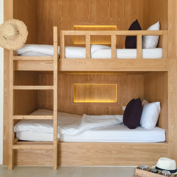 Καθαρό hostel δωμάτιο με ξύλινα κρεβάτια κουκετών. - Φωτογραφία, εικόνα
